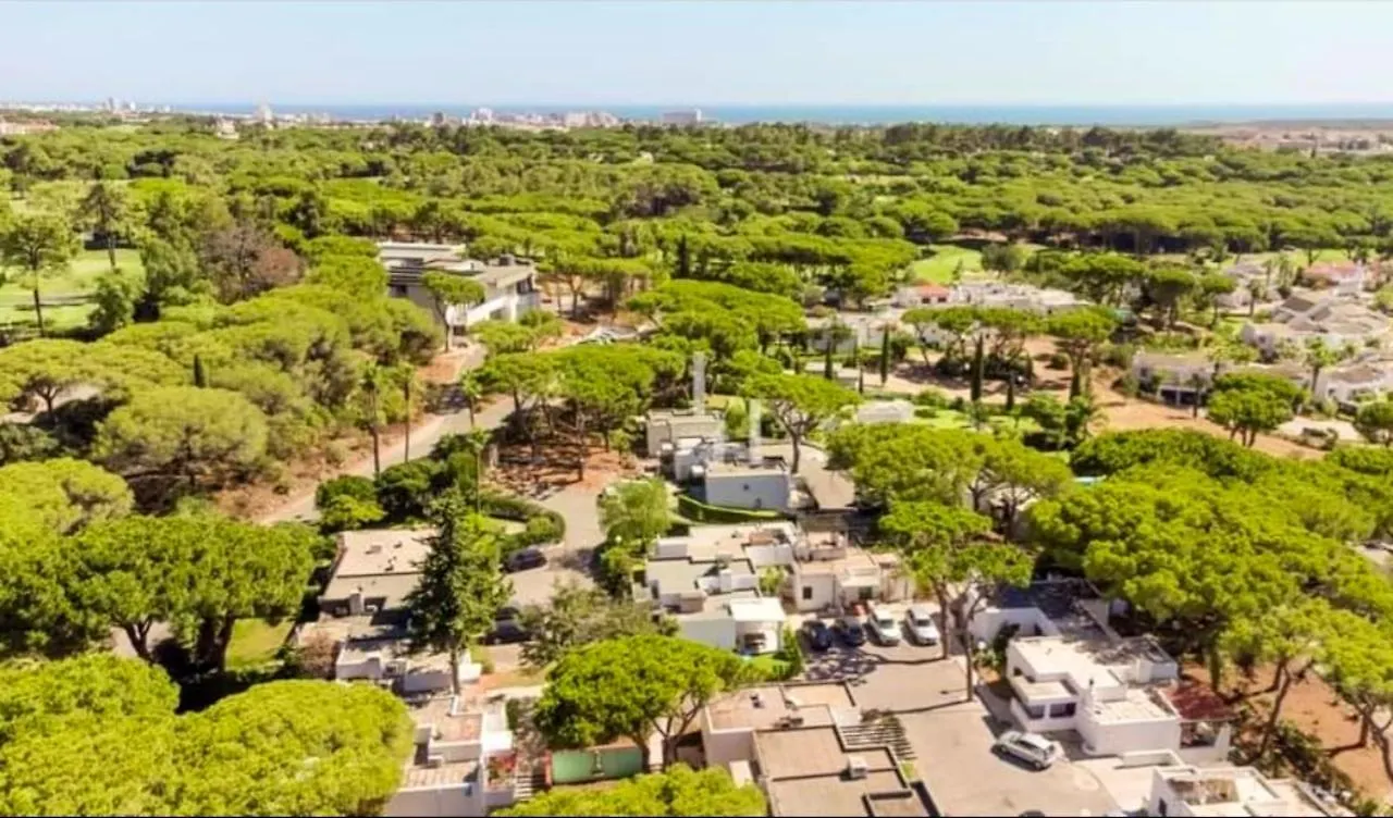 Casa vacanze Villa Charming House In Quarteira With Garden View And Terrace Benfarras